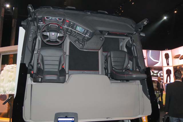 Aquí vemos la nueva planta de la cabina Scania, en este caso de un Serie R con motor V8.